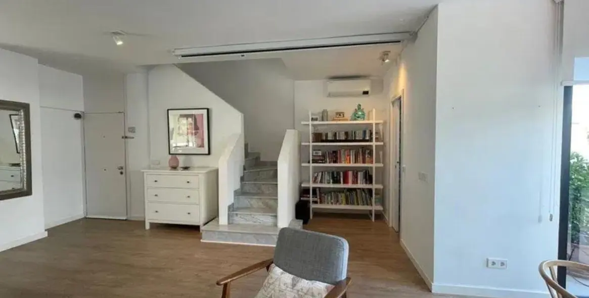 Продажа двухуровневого пентхауса в The Golden Mile 12