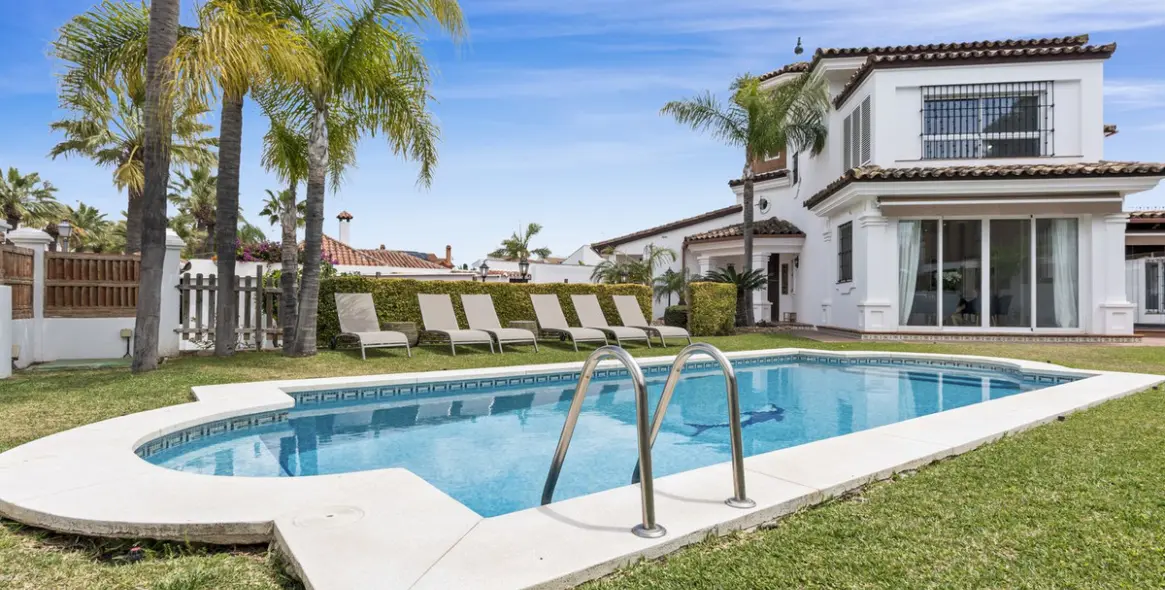 Short-term rent of detached villa in Las Chapas 43