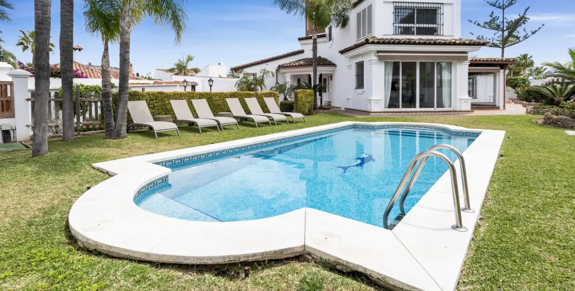 Short-term rent of detached villa in Las Chapas 44