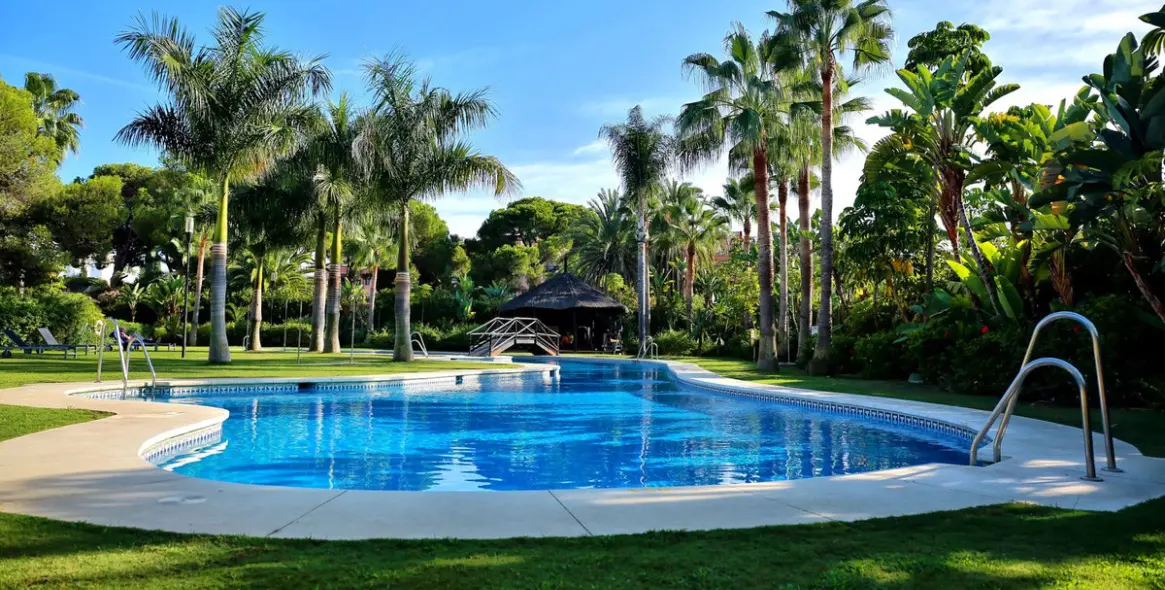 Short-term rent of middle floor apartment in Puerto Banús 3