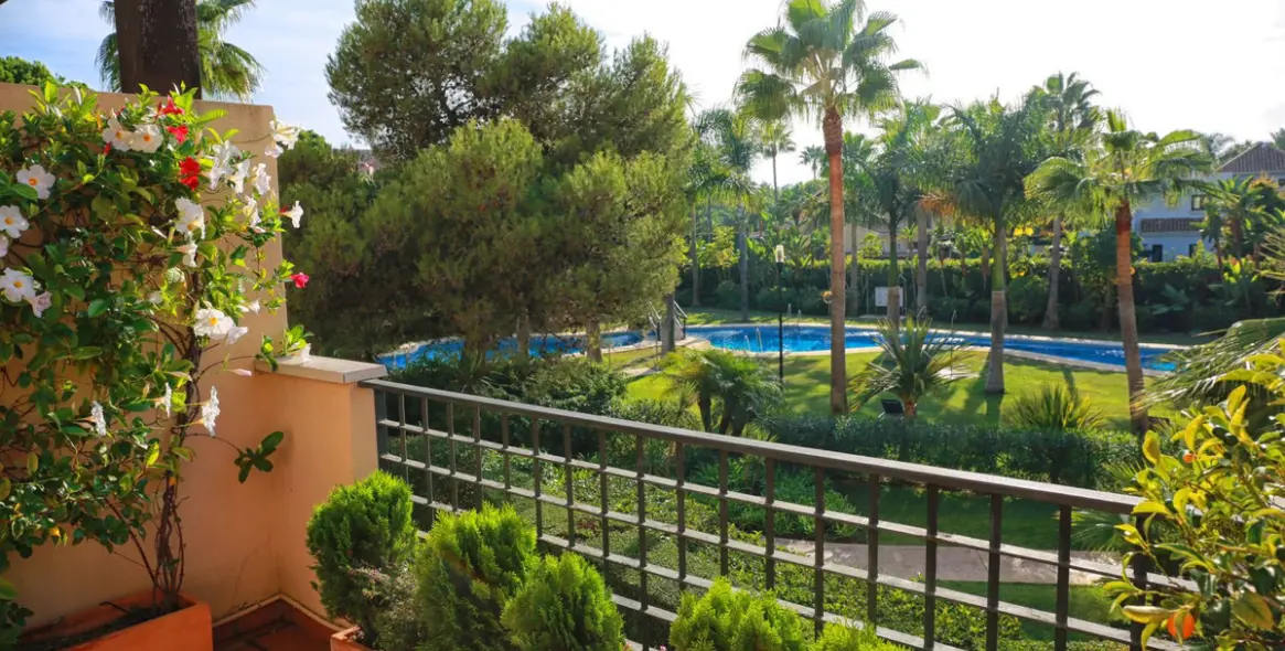 Short-term rent of middle floor apartment in Puerto Banús 4