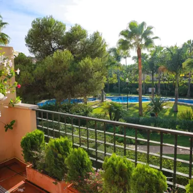 Долгосрочная аренда апартаментов на среднем этаже в Puerto Banús