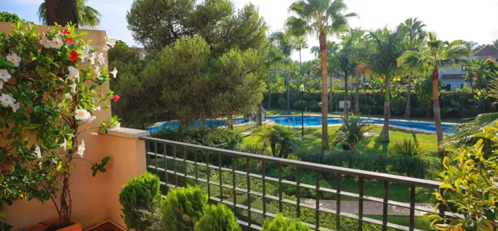 Долгосрочная аренда апартаментов на среднем этаже в Puerto Banús 0