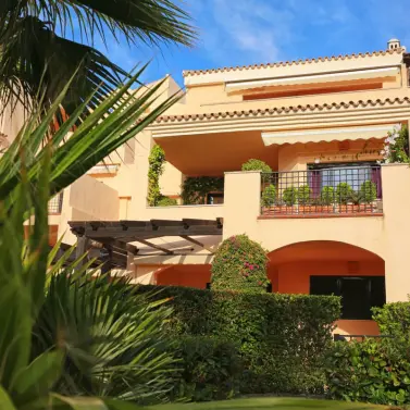 Долгосрочная аренда апартаментов на среднем этаже в Puerto Banús