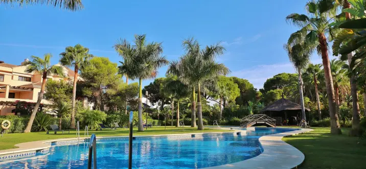 Долгосрочная аренда апартаментов на среднем этаже в Puerto Banús 4