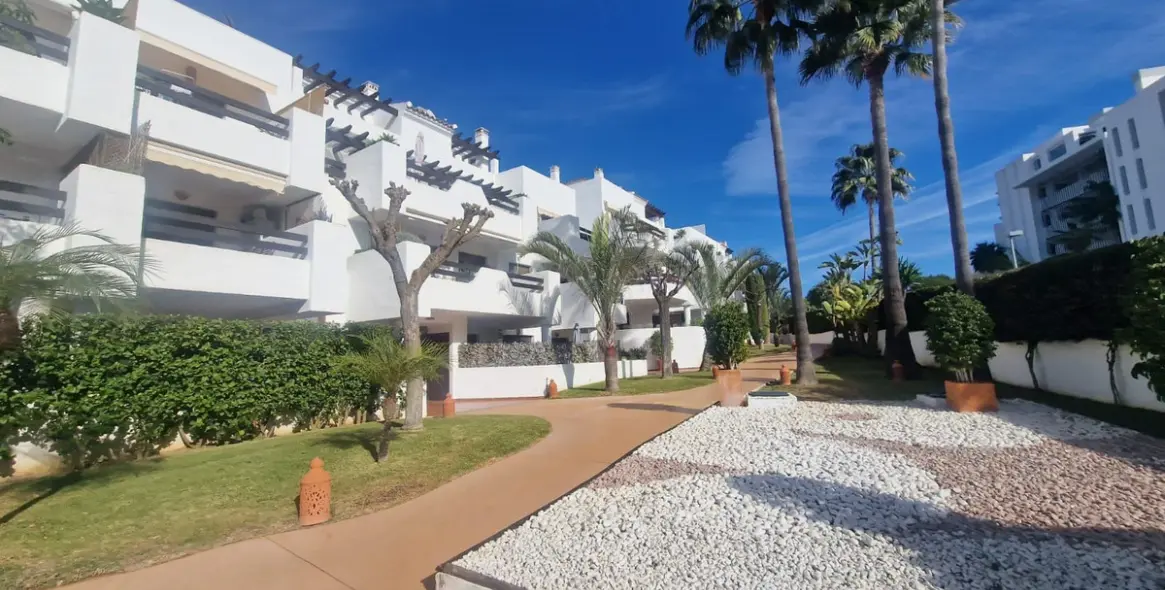 Sale of middle floor apartment in Costalita 1