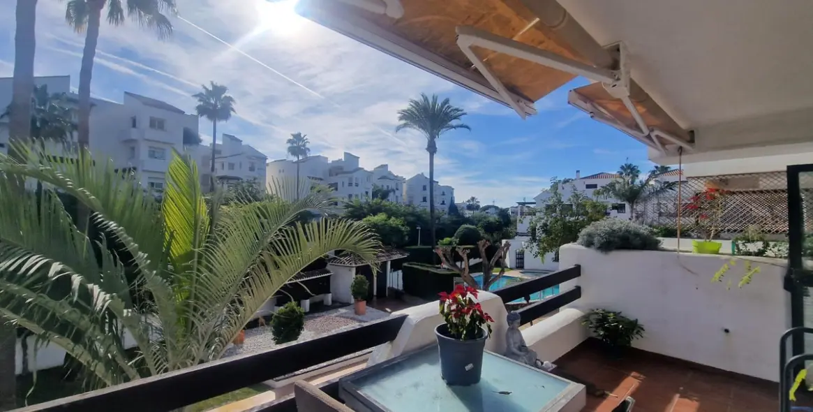 Sale of middle floor apartment in Costalita 2