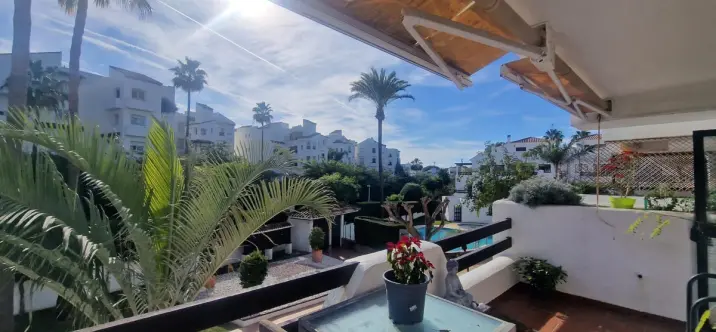 Sale of middle floor apartment in Costalita 1