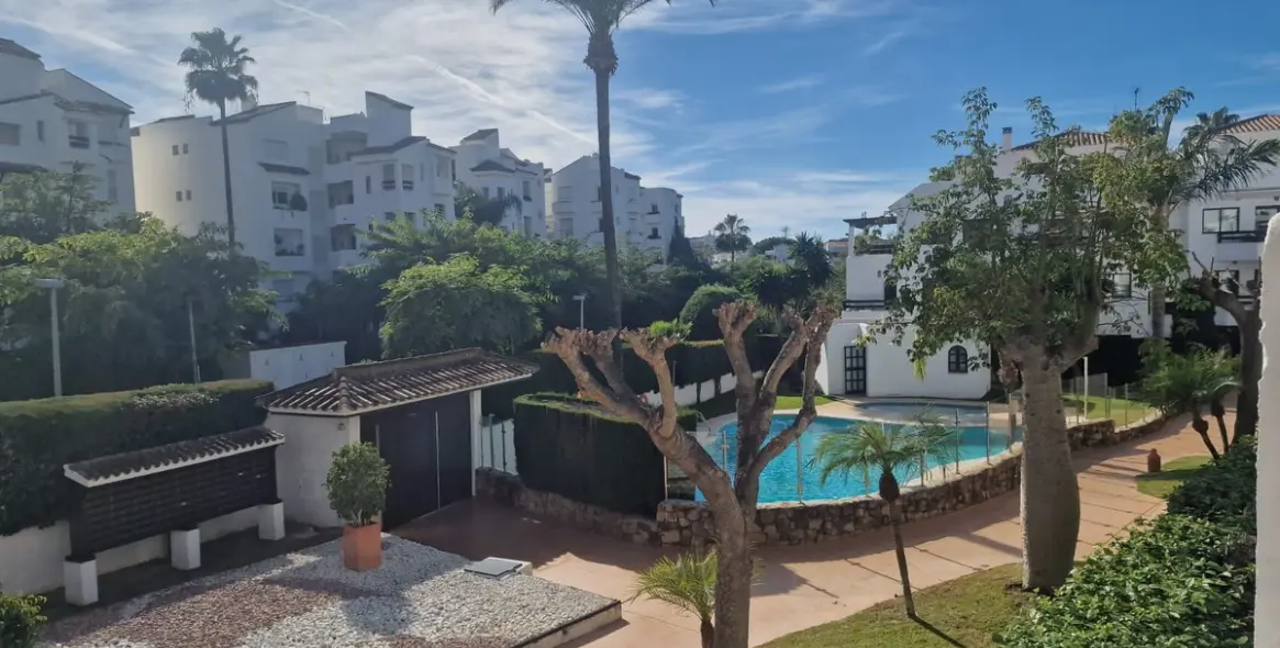 Sale of middle floor apartment in Costalita 4