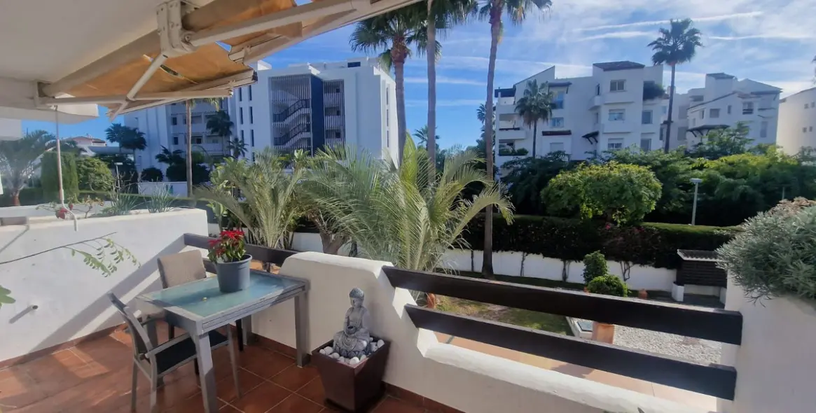 Sale of middle floor apartment in Costalita 6