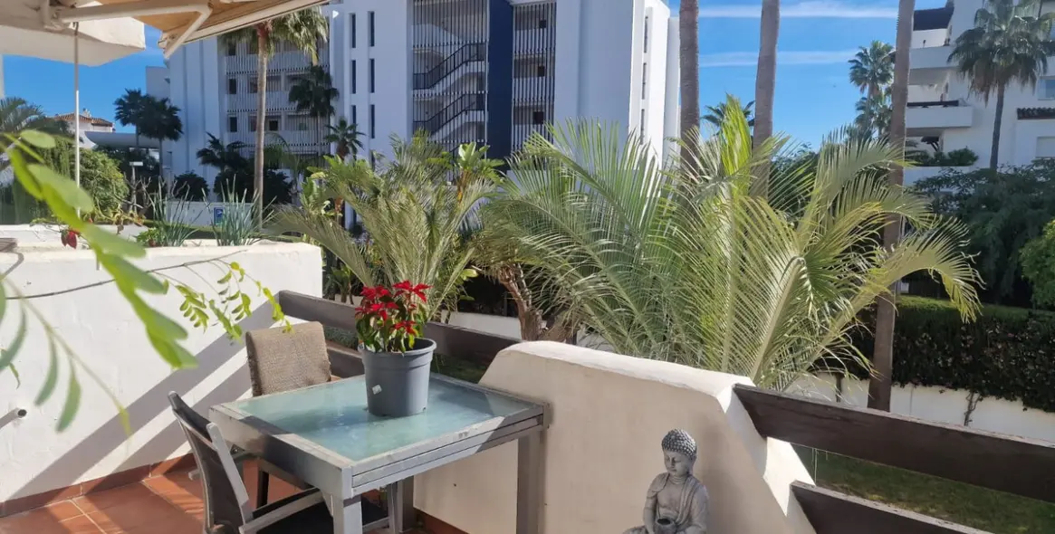 Sale of middle floor apartment in Costalita 11