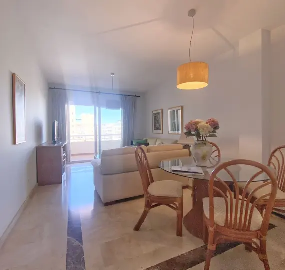 Продажа апартаментов на среднем этаже в Marbella