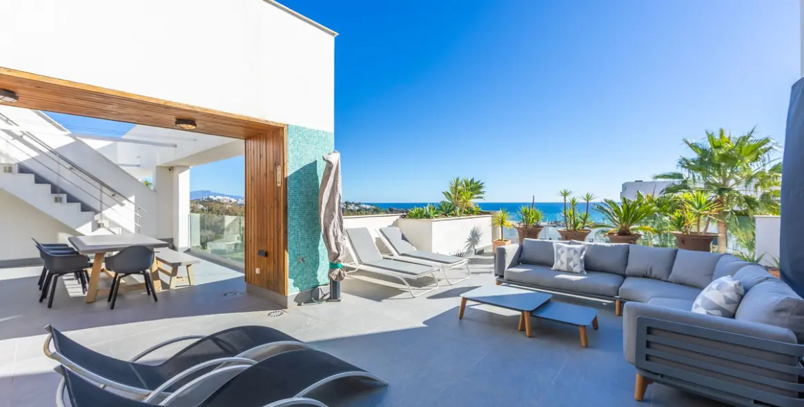 Sale of penthouse in Casares Playa 1