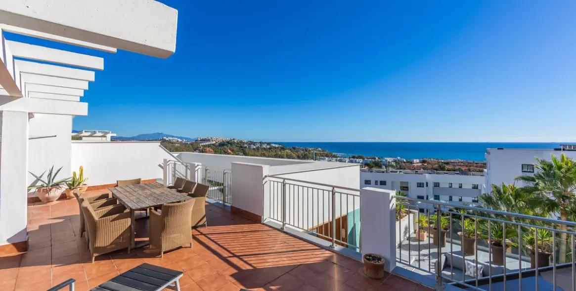 Sale of penthouse in Casares Playa 2