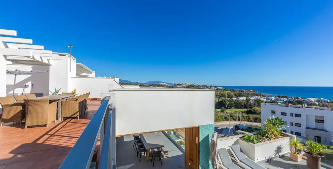 Sale of penthouse in Casares Playa 21