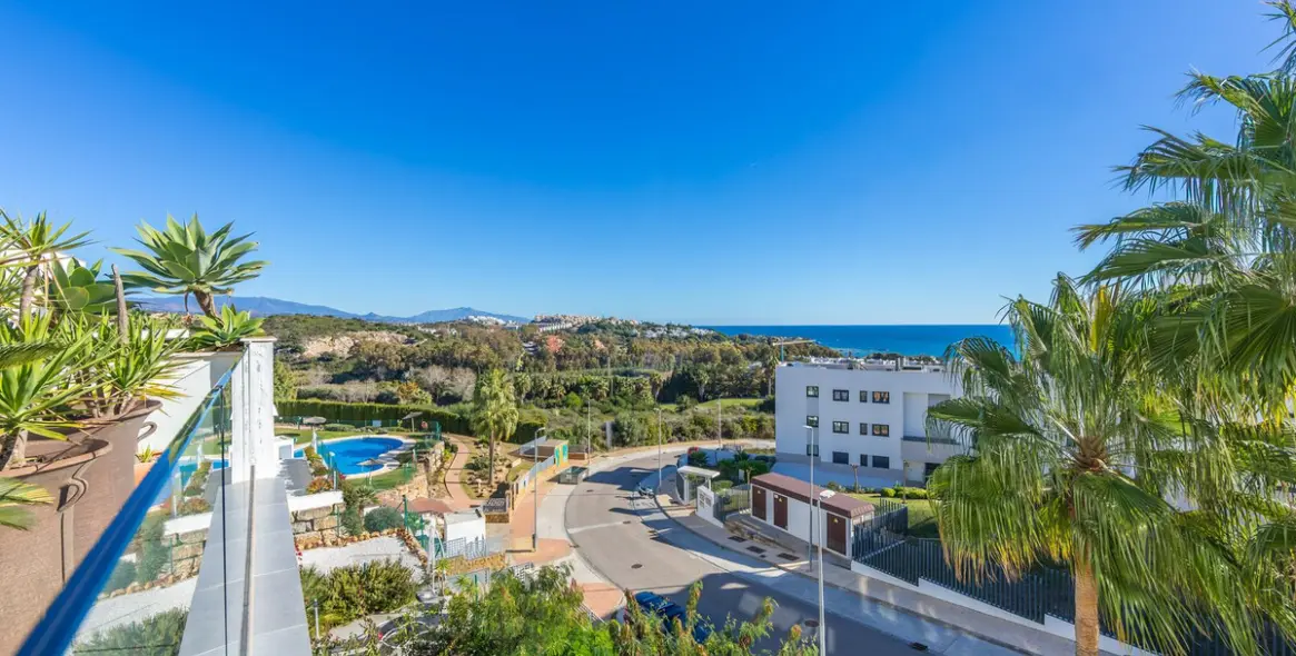 Sale of penthouse in Casares Playa 69
