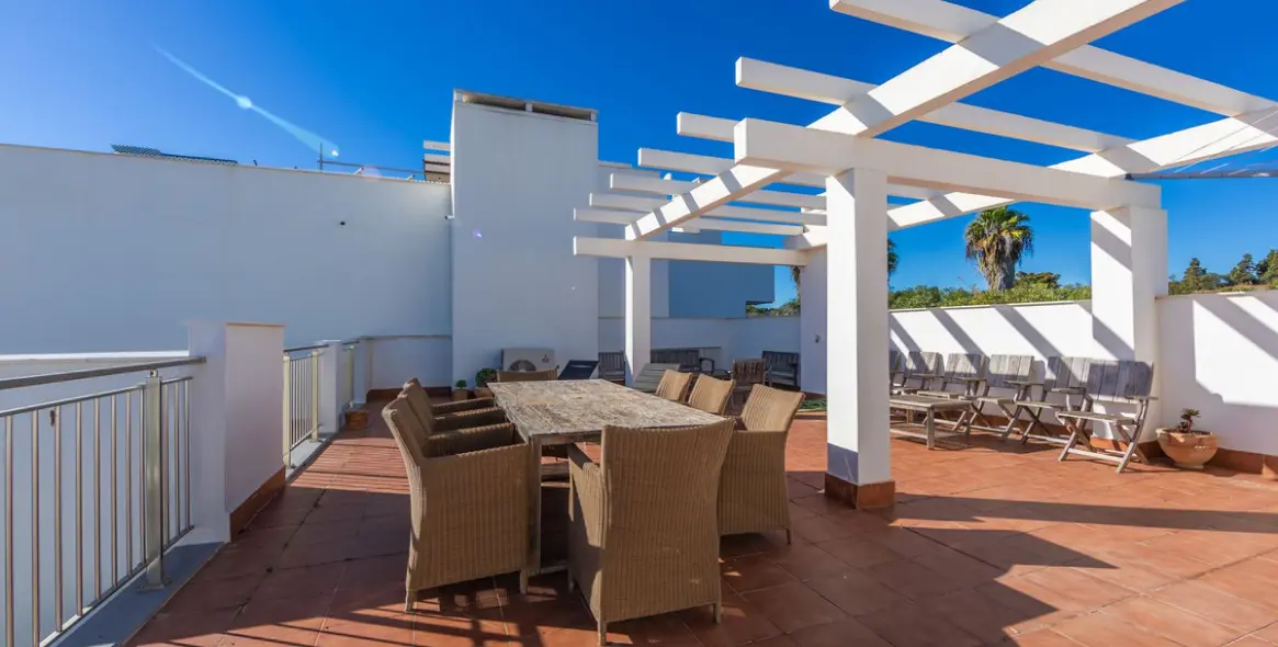 Sale of penthouse in Casares Playa 72