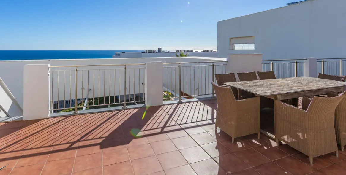 Sale of penthouse in Casares Playa 75