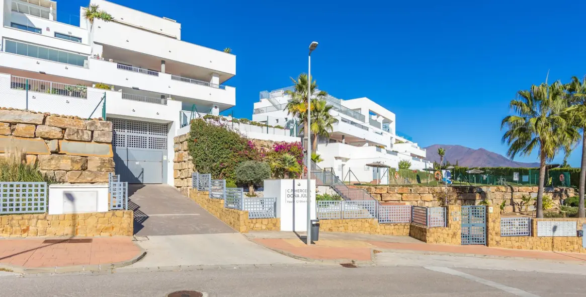Sale of penthouse in Casares Playa 80
