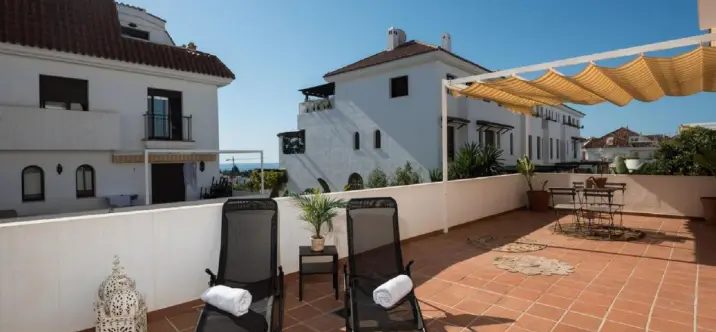 Sale of middle floor apartment in The Golden Mile 1