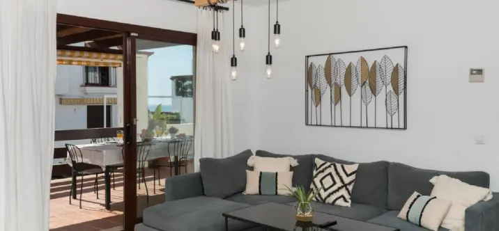 Sale of middle floor apartment in The Golden Mile 2