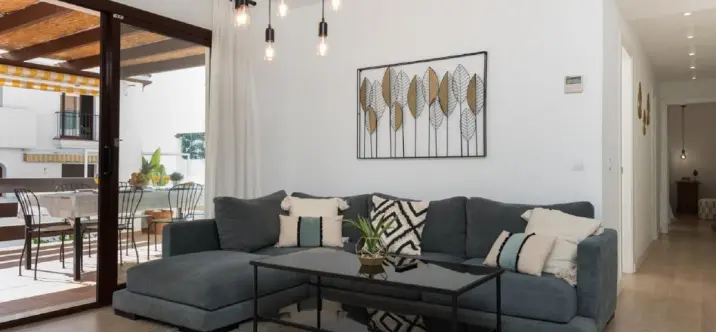 Sale of middle floor apartment in The Golden Mile 4