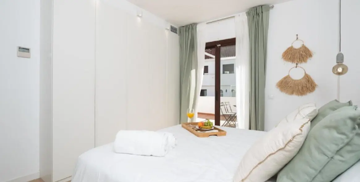 Venta de apartamento en planta media en The Golden Mile 12