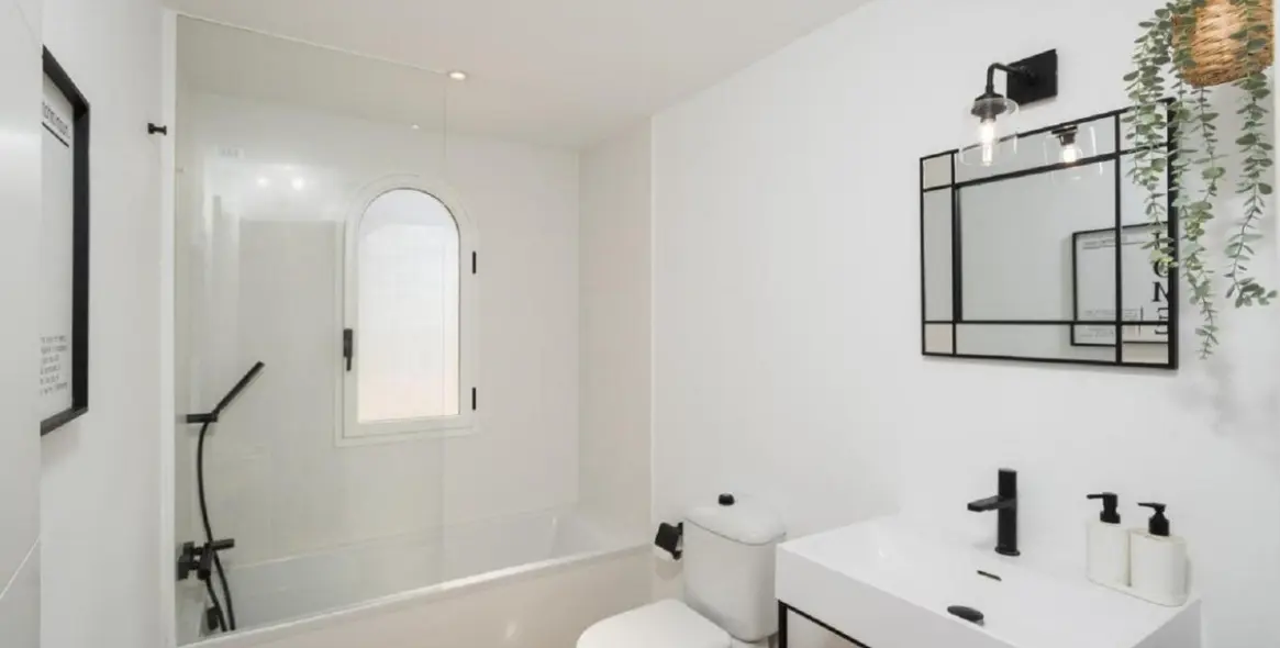 Venta de apartamento en planta media en The Golden Mile 15