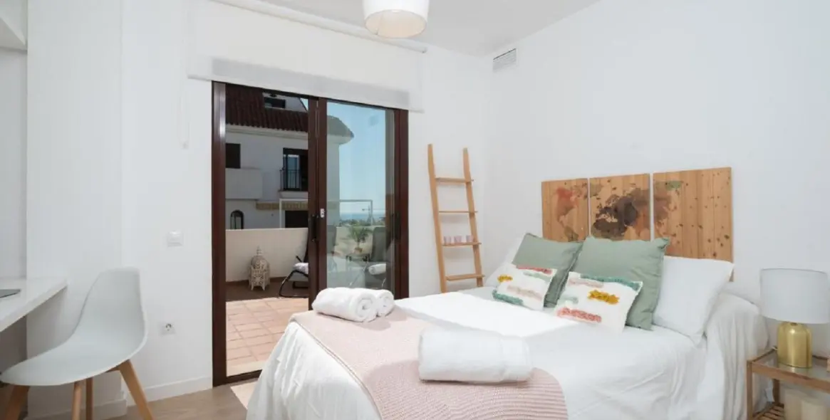 Venta de apartamento en planta media en The Golden Mile 16