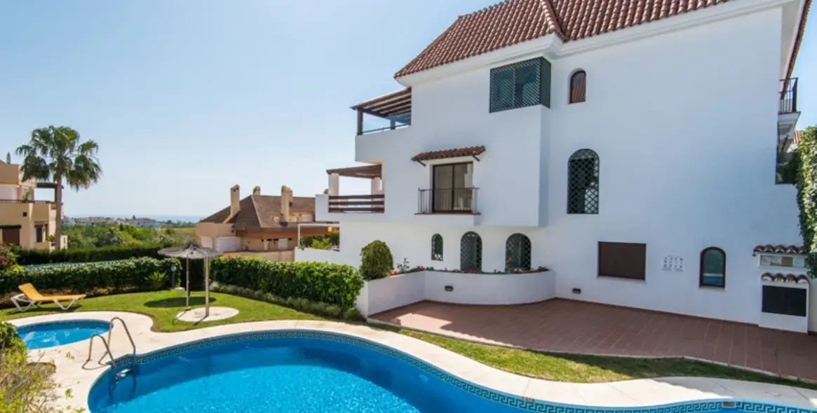 Venta de apartamento en planta media en The Golden Mile 18