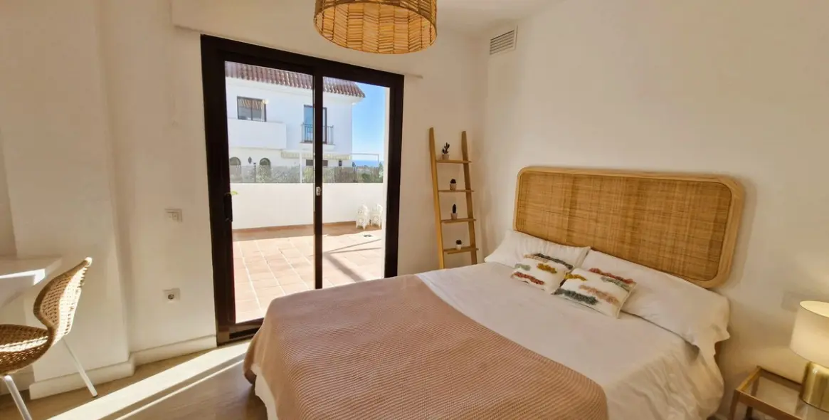 Venta de apartamento en planta media en The Golden Mile 20