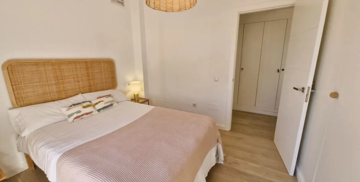 Sale of middle floor apartment in The Golden Mile 21