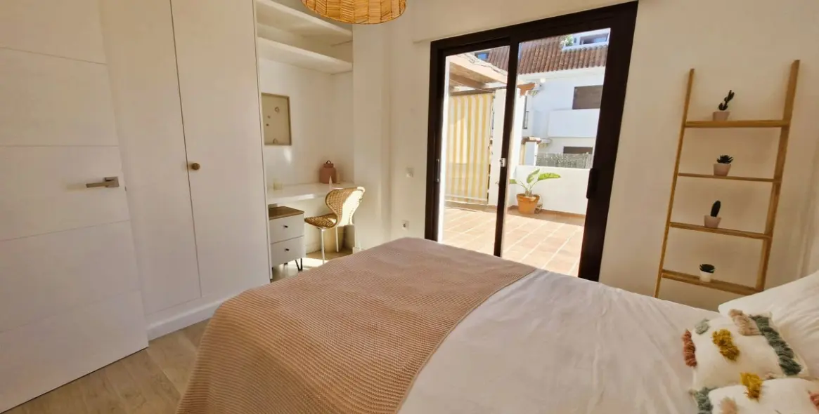 Sale of middle floor apartment in The Golden Mile 22