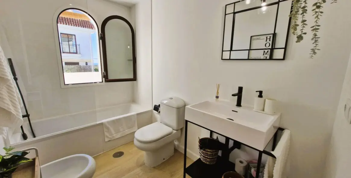 Sale of middle floor apartment in The Golden Mile 23