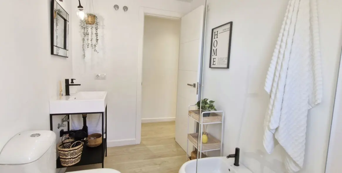 Sale of middle floor apartment in The Golden Mile 24