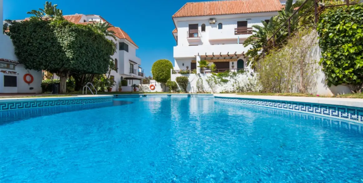 Sale of middle floor apartment in The Golden Mile 27