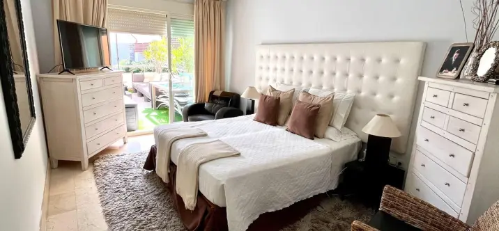 Sale of middle floor apartment in Río Real 0