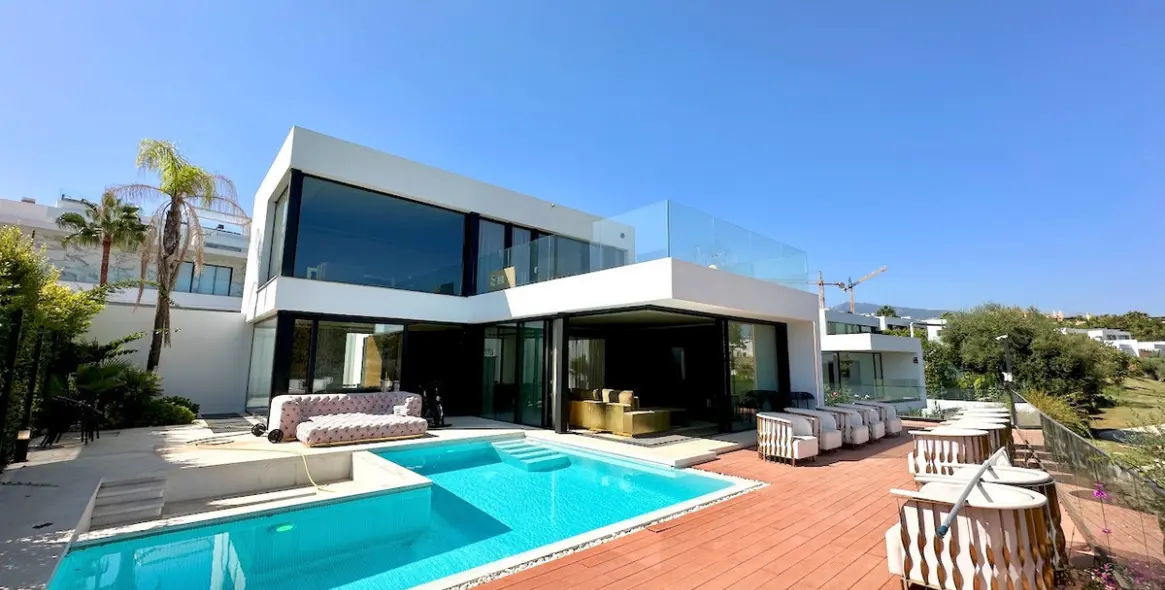 Venta de villa independiente en Estepona 1