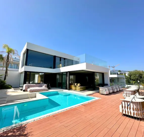 Venta de villa independiente en Estepona