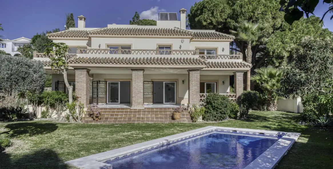 Sale of detached villa in El Rosario 3