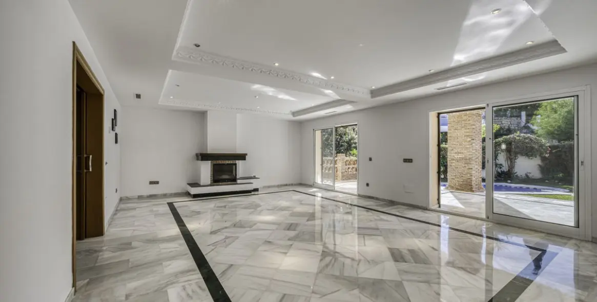 Sale of detached villa in El Rosario 5