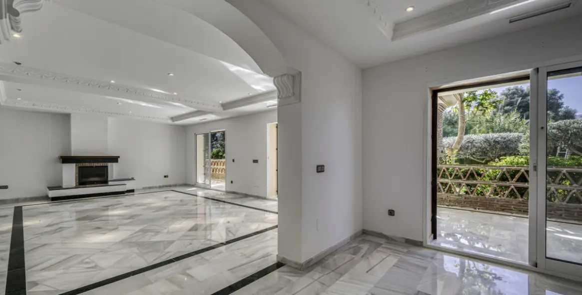 Sale of detached villa in El Rosario 6