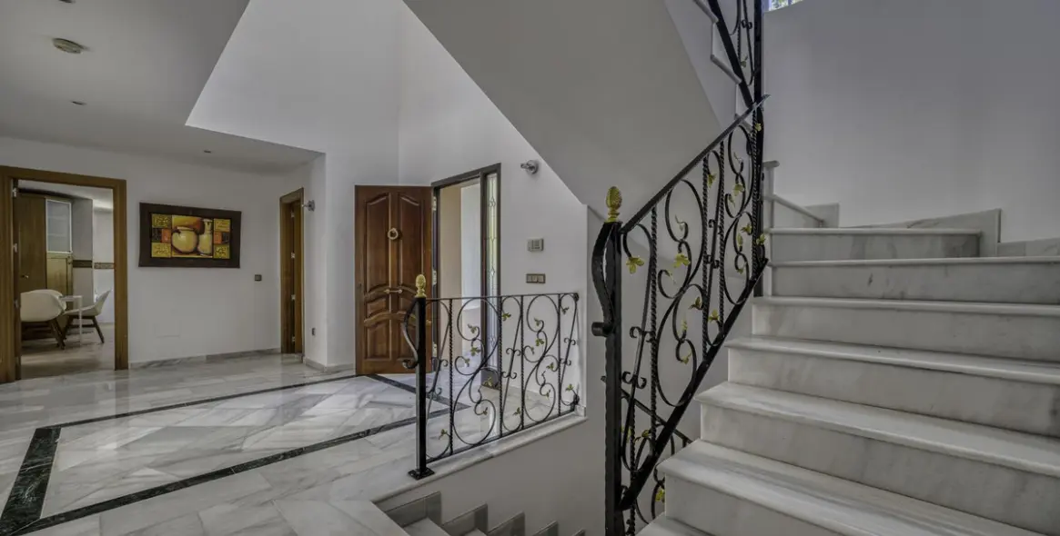 Sale of detached villa in El Rosario 10