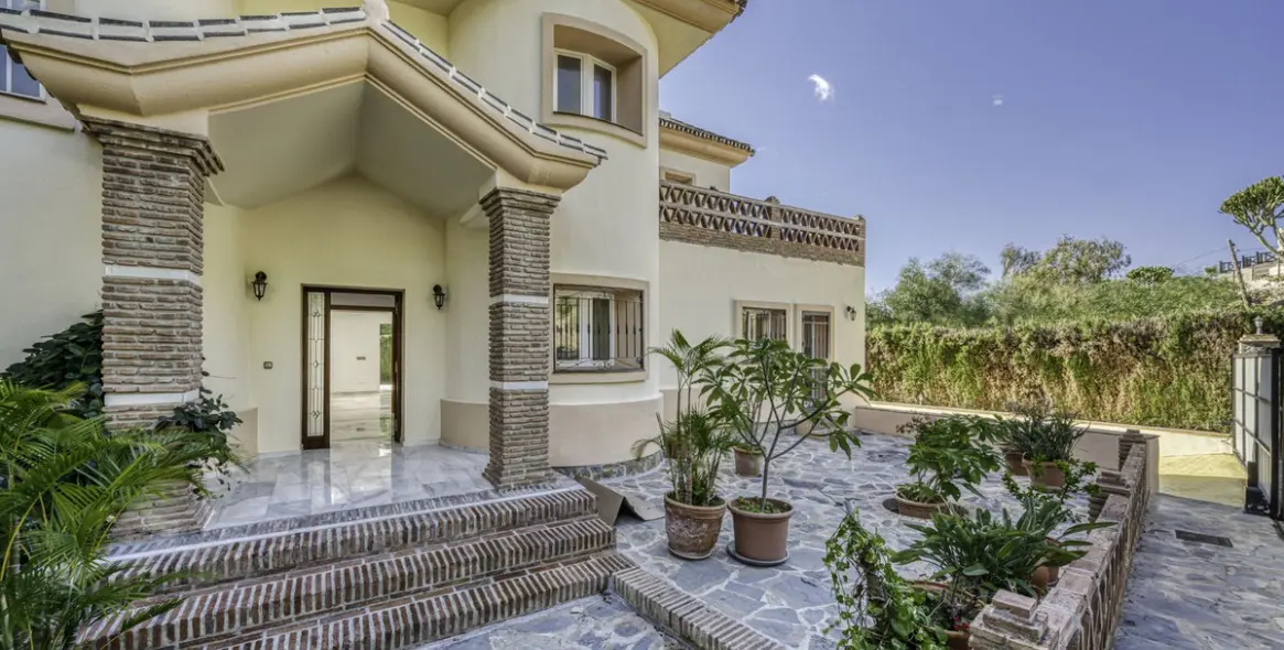 Sale of detached villa in El Rosario 13