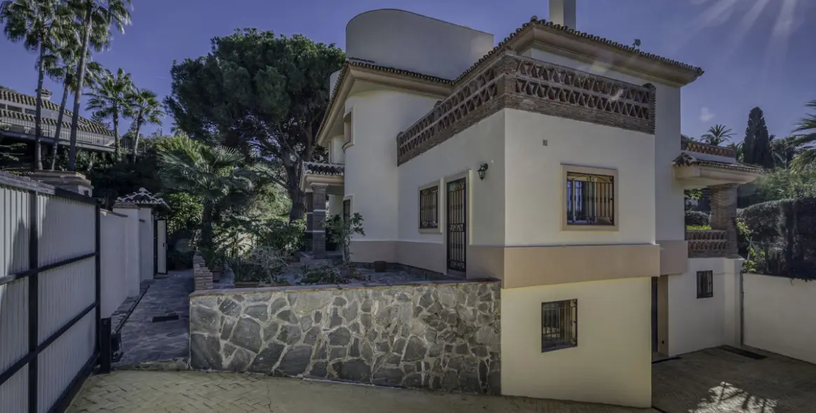 Sale of detached villa in El Rosario 14