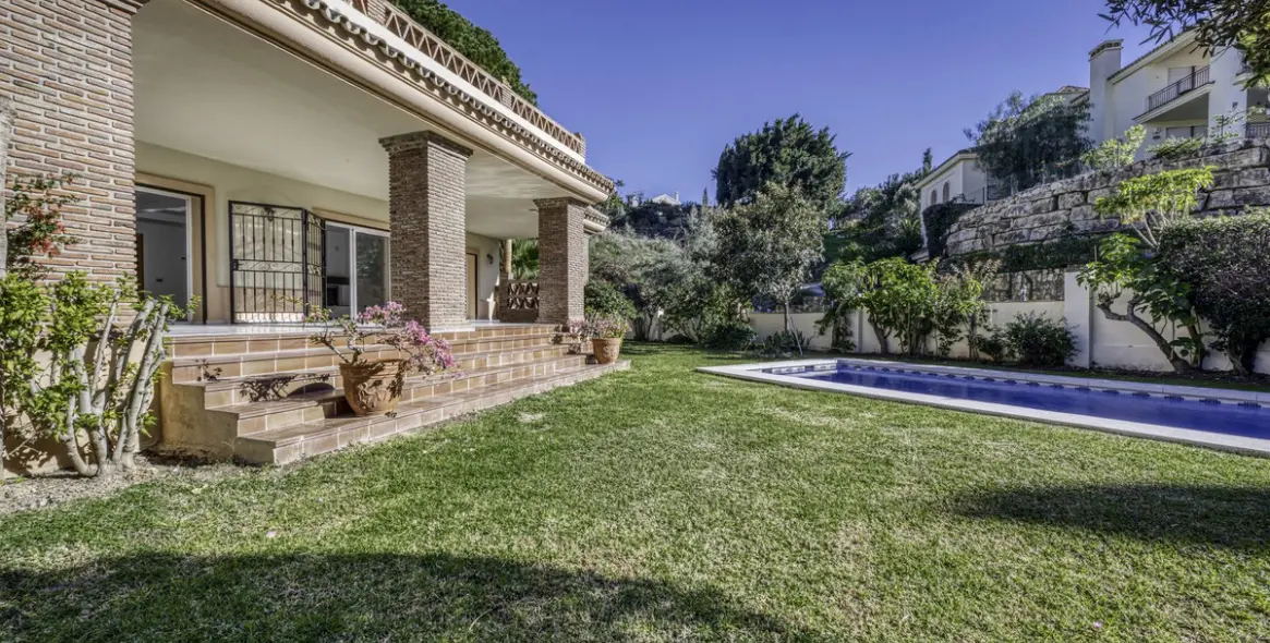 Sale of detached villa in El Rosario 17