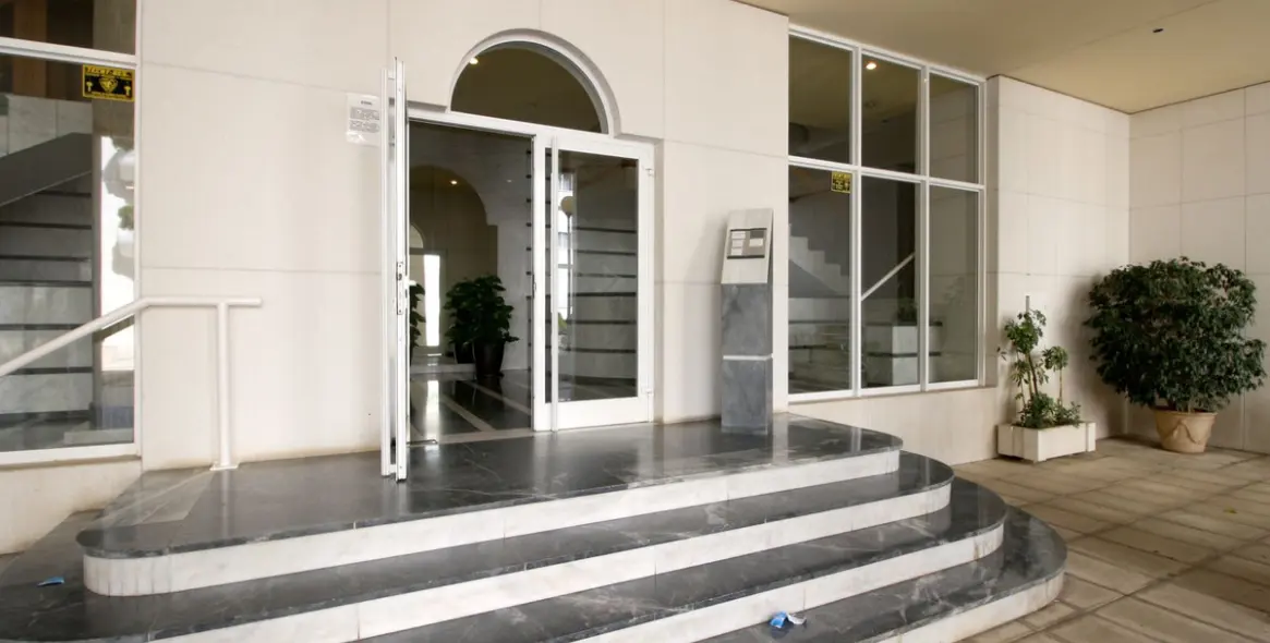 Sale of middle floor apartment in Marbella 24