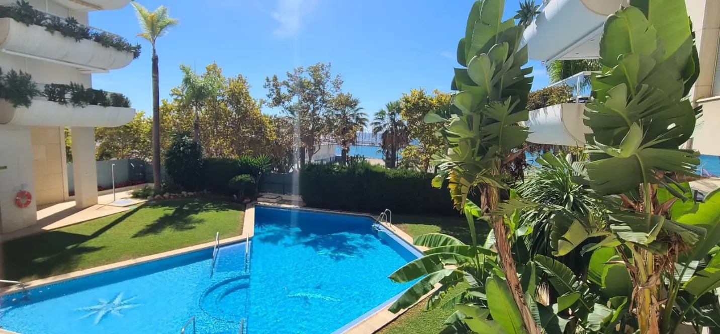 Venta de apartamento en planta media en Marbella 0