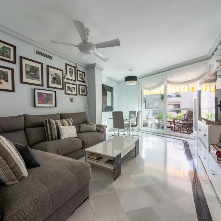 Venta de apartamento en planta media en Marbella