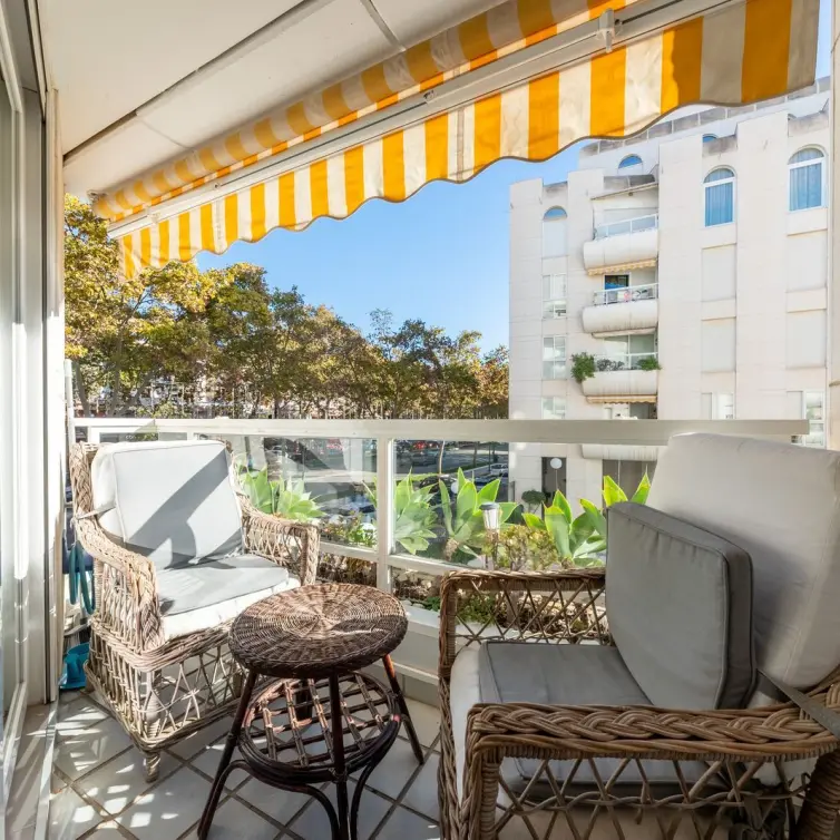 Venta de apartamento en planta media en Marbella